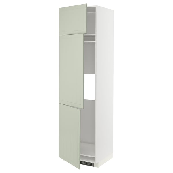 Ett högt och stilrent METOD-köksskåp med tre gröna stensundsluckor. Den har en justerbar hylla och en modern, minimalistisk design.