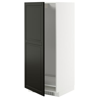 Ett vitt METOD köksskåp med en svart bodbyn-lucka. Den är smal, rektangulär med en elegant, modern design. Dörren har fasade kanter.