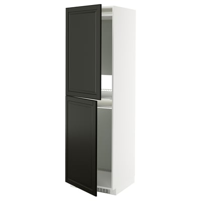 Modernt högt vitt skåp med svarta dörrar, reflekterande invändiga hyllor, eleganta kanter, designat för köks- eller badrumsförvaring.