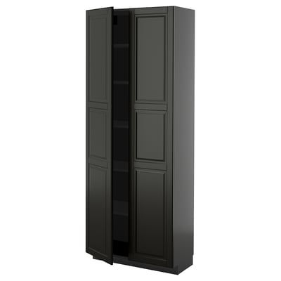 Svart METOD-skåp, elegant design med fasade kanter, hög och rektangulär samt justerbara hyllplan.