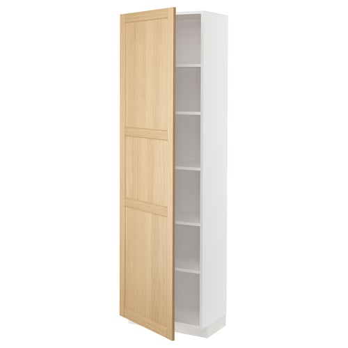 Ett vitt METOD högt köksskåp med ljusa trädörrar, med justerbara hyllplan och en enkel, modern design.