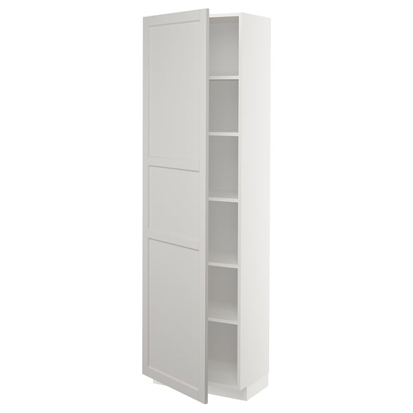 Det är ett vitt högskåp, METOD, med flera hyllor för förvaring. Den har rena linjer, fasade kanter och en modern design, perfekt för alla kök.