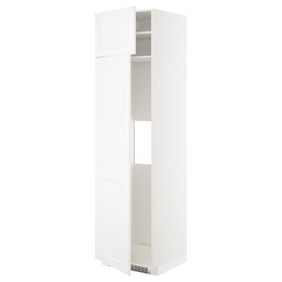 Ett vitt METOD köksskåp med modern design. Det finns flera justerbara hyllor och vändbara dörrar.