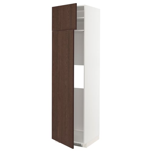 Brett vitt förvaringsskåp med mörkbruna trädörrar, med två flyttbara hyllplan inuti.