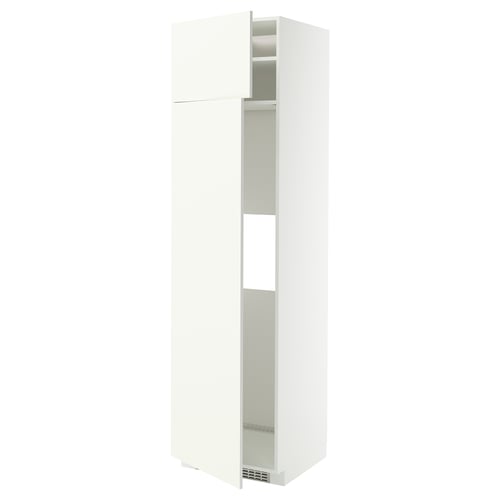 Den här bilden visar ett vitt köksskåp från METOD med en elegant, modern design. Det är en hög, rektangulär enhet med en öppen dörr som avslöjar hyllor inuti.