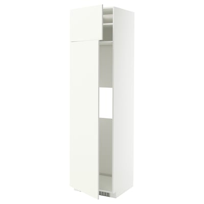 Den här bilden visar ett vitt köksskåp från METOD med en elegant, modern design. Det är en hög, rektangulär enhet med en öppen dörr som avslöjar hyllor inuti.