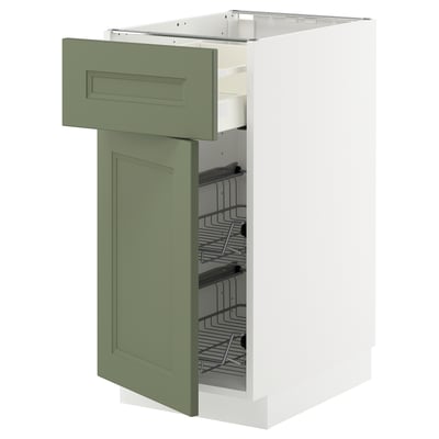Modernt köksskåp i grönt och vitt med trådkorgar, snygg design.