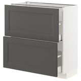 En vit IKEA METOD köksmöbel med mörkgrå lådor och skåpdörrar. Den har en rektangulär form med en slät yta.