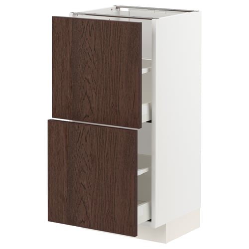 Vitt METOD köksskåp med mörkbruna sinarplådor och ekfanér.