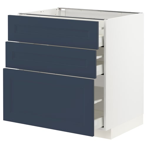 Ett vitt METOD köksskåp med tre blå lådor. Skåpet är rektangulärt med modern design. Lådorna har ett slätt och elegant utseende.