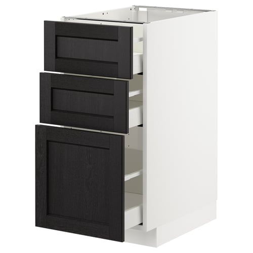 Modernt vitt skåp med tre svarta lådor, mörk träådring, vertikal linjedesign.