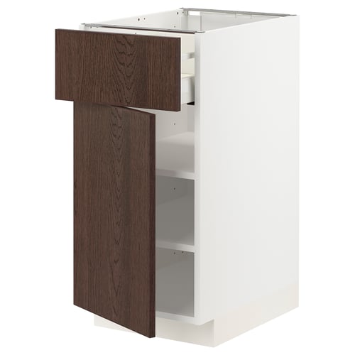 Ett monterat METOD köksskåp med mörkbruna sinarp fronter. Det är en låda och hyllor, designade för köksförvaring.