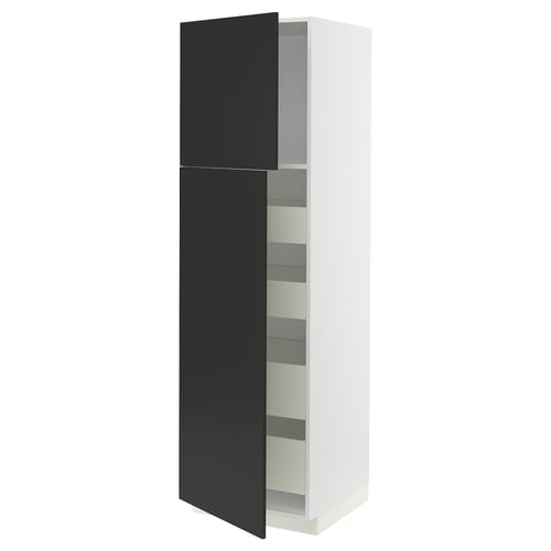 Ett vitt METOD-köksskåp med svarta dörrar och hyllor, med en modern, elegant design och robust ramkonstruktion.