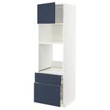 Vit köksmöbel med blå lådor och skåpdörr, minimalistisk, modern stil, lång och smal.