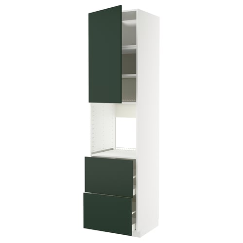 Vit hög köksmöbel med mörkgröna dörrar och hyllor, med METOD-design.