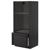 Ett svart ikea METOD köksskåp med en öppen låda och två hyllplan. Det är en mörkbetsad trädesign.