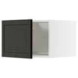 Modernt svartvitt köksskåp med mörk dörr, elegant design.