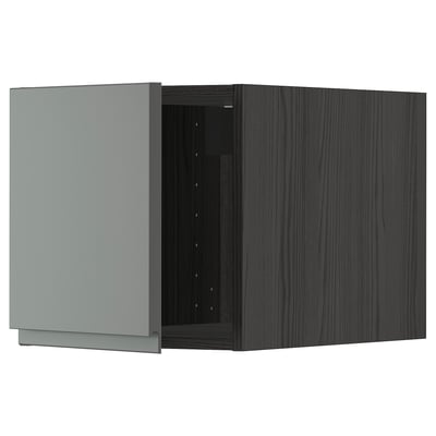 Ett modernt, grått köksskåp från METOD-systemet, med mörkgrå voxtorpfronter med eleganta, integrerade handtag.