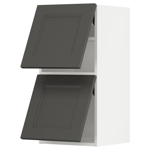 Två mörkgrå IKEA METOD köksskåp. Vänster stängd, höger öppen.