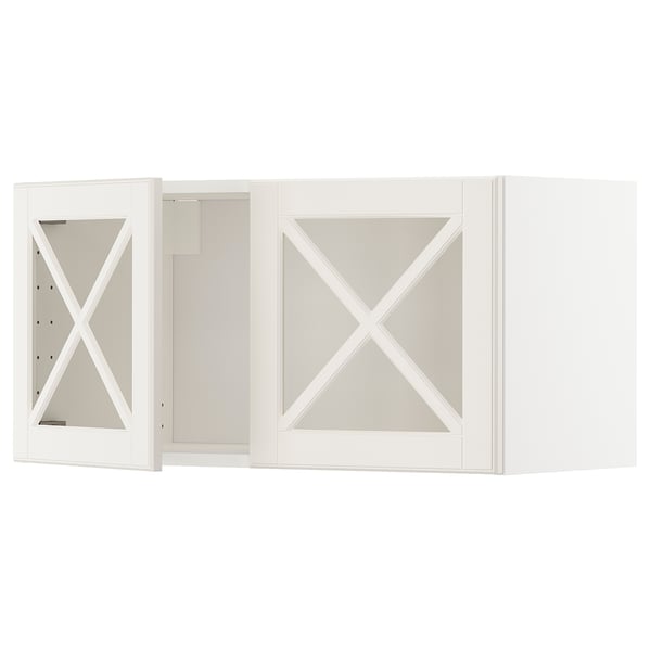 Ett vitt METOD-köksskåp med bodbyn-glasdörrar, med en traditionell design med fasade kanter och en varm känsla.