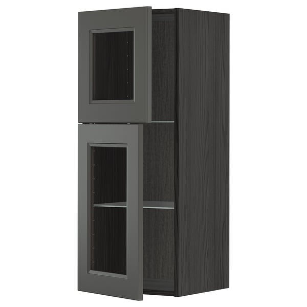 Modernt grått IKEA METOD köksskåp med glasdörr.