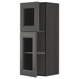 Modernt grått IKEA METOD köksskåp med glasdörr.