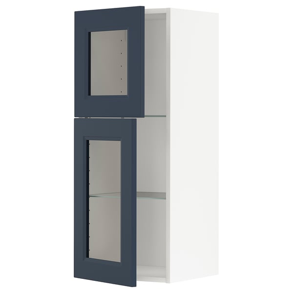 Blått ikea METOD väggskåp med glashyllor.