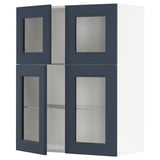Ett mörkblått köksskåp med glasdörrar. Den har en elegant, modern design med justerbara glashyllor inuti.