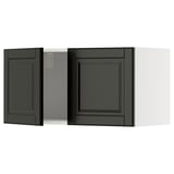 Svarta köksluckor med fasade kanter och modern design.
