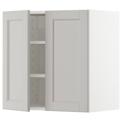 Vitt METOD köksskåp med ljusgrå lerhyttandörrar, klassisk design.