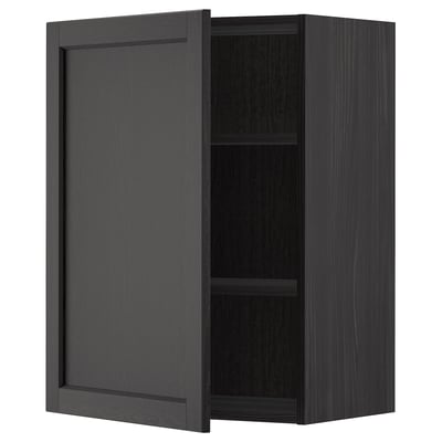 Modernt väggskåp i svart trä med en öppen hylla, med eleganta fasade kanter och mörkbetsad finish.