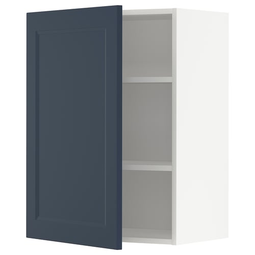 Öppet mörkblått ikea METOD köksskåp med två hyllplan.