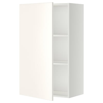 Vitt METOD köksskåp med veddinge fronter, fyrkantig form, slät design, justerbar hylla.