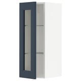 Modernt mörkblått skåp med glasdörr, slimmad design.
