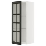 Den här bilden visar ett vitt METOD-väggskåp med svarta glasdörrar, med en elegant och modern design.