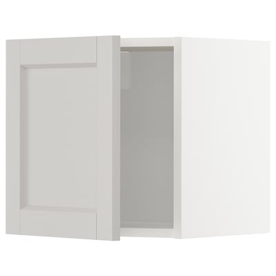 Vitt METOD köksskåp med beige ram och glasdörr.