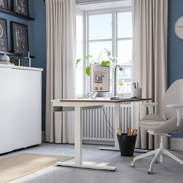 Hemmakontor: MITTZON skrivbord, stol, grå matta, fönster, växt, dator.