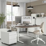 Modern kontorsinredning med skrivbordet MITTZON, ergonomisk stol, bildskärmar, tangentbord, mus och tillbehör. Rymlig, höjdjusterbar, 10 års garanti.