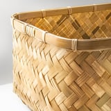 Handvävd bambukorg, minutiöst utformad, som visar upp naturlig struktur och robust design. Perfekt för förvaring, blandar hållbarhet med elegans.