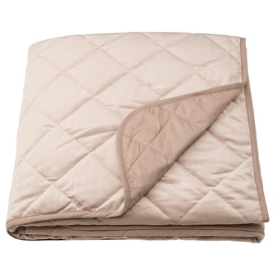 Överkast i beige polyester, quiltat, rektangulärt.