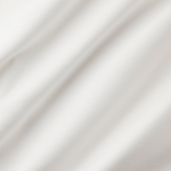 Mjuka, skira vita gardiner med subtil textur som ger skonsam avskildhet och ljusspridning.
