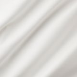 Mjuka, skira vita gardiner med subtil textur som ger skonsam avskildhet och ljusspridning.