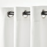 Två ljusblockerande gardiner hänger sida vid sida, med silverglänsande metallöglor för enkel installation av stången, vilket garanterar avskildhet och sprider hårt ljus.
