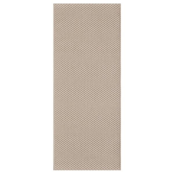 MORUM-mattan i beige. Den är rektangulär, strukturerad och designad för både inomhus- och utomhusbruk. Slitstarkt polypropenmaterial.