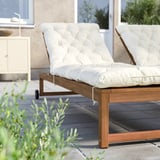 Set med utemöbler: NÄMMARÖ. Ljust trä med vita kuddar, designade för komfort och hållbarhet.
