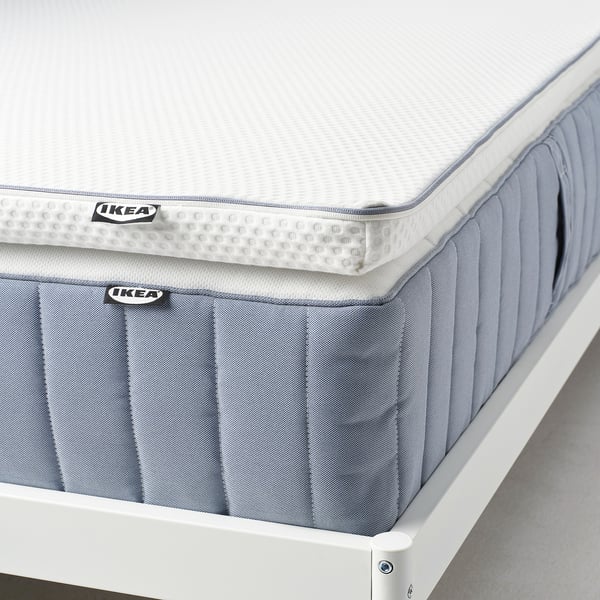 IKEA NÄSTABERG bäddmadrass med memoryskum för tryckavlastning. Den har ett svalt och varmt sido, tvättbart överdrag.