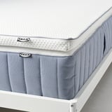 IKEA NÄSTABERG bäddmadrass med memoryskum för tryckavlastning. Den har ett svalt och varmt sido, tvättbart överdrag.