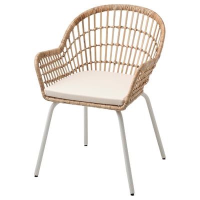 NILSOVE korgstol, naturlig rotting och bambu, beige dyna, vita ben, rund form, luftig design.