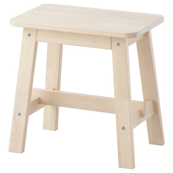 En ljus träpall som heter NORRÅKER. Tillverkad av björk med en slät yta, den är enkel, rena linjer och en robust rektangulär form.