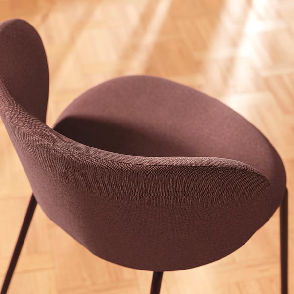 Röd klädd stol med mjuk, vadderad sittdel och armstöd. Modern design, högkvalitativt tyg.